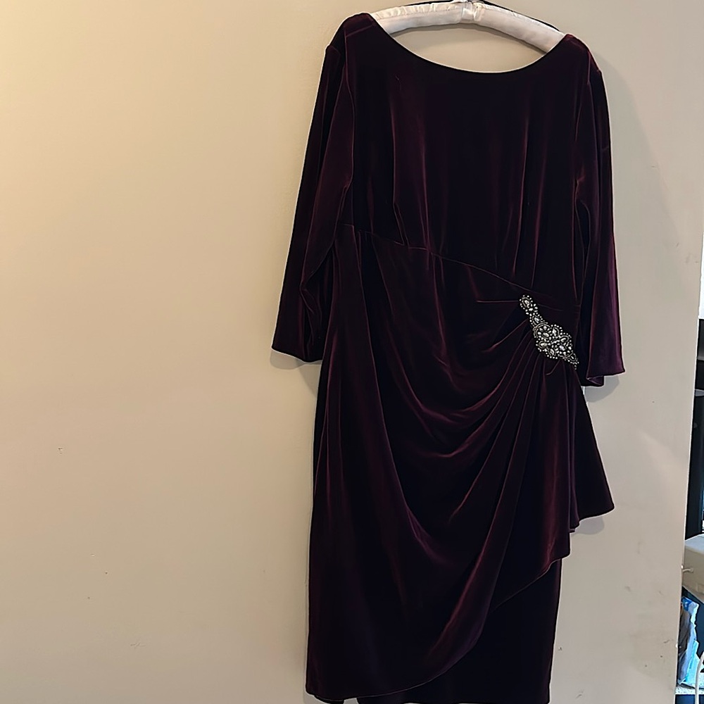 NWT, Alex evenings stretchy plus size, 3/4 sleeve velvet dress in wine, size 18
